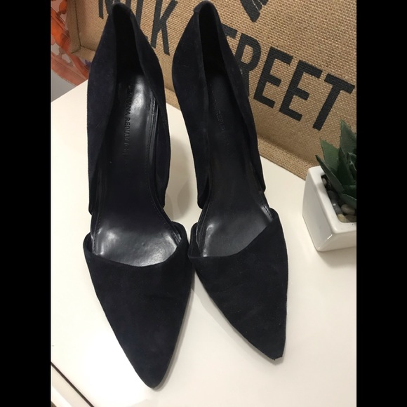 Navy blue faux suede BR pumps. - Picture 2 of 8